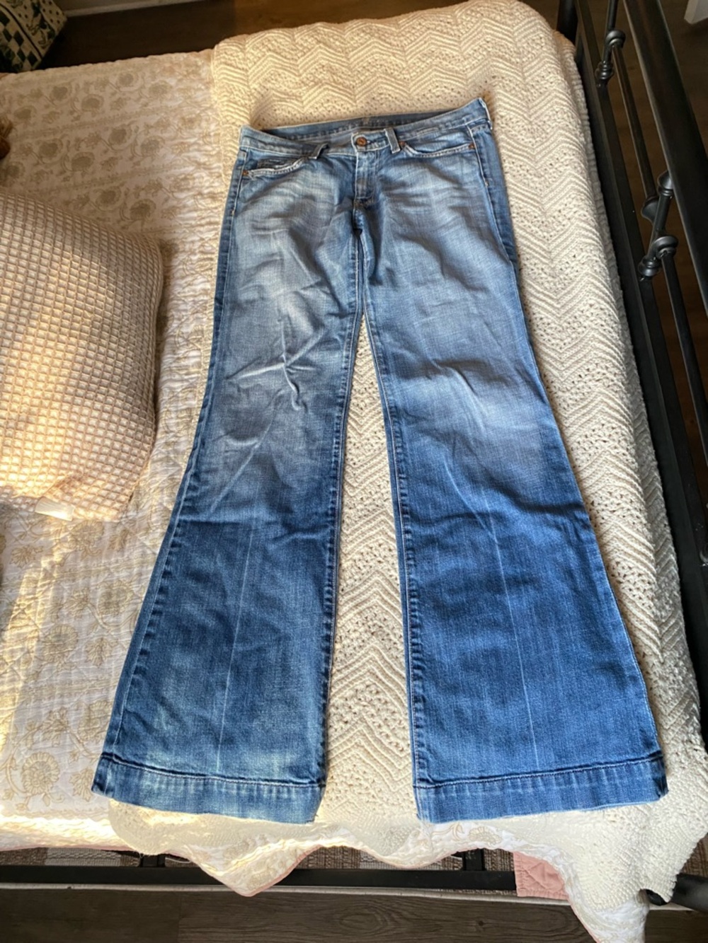 7 for all Mankind Vintage Mid-Rise Flared Light Blue Denim Jeans — Women’s 28 - Picture 4 of 10